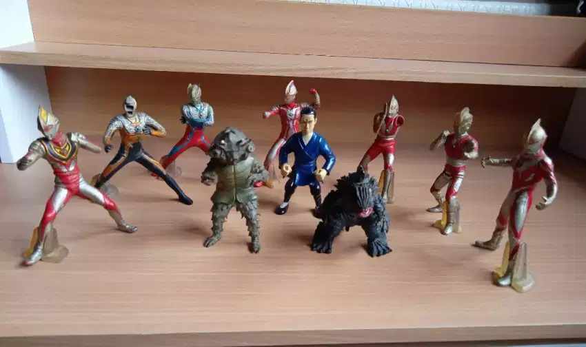 Figure Ultraman + monster koleksi sepaket negoin