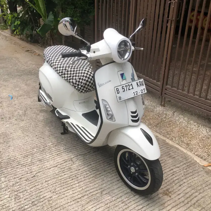 DIJUAL VESPA PRIMAVERA S PUTIH MULUS