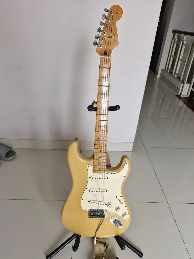 Fender stratocaster made in Mexico warna cream maple neck