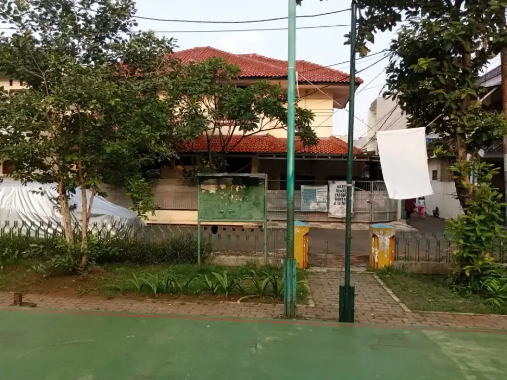 Rumah huk, Strategis, depan lap basket , Taman 1500 Meter,
