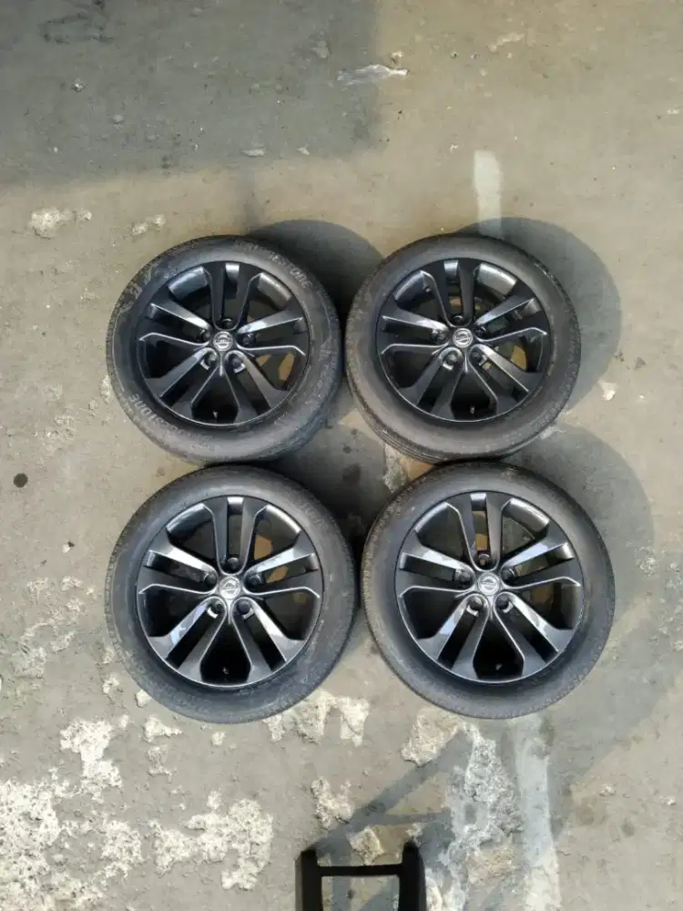 Velg oem juke r17 5x114.3 lbr7 et40 sepaket ban
