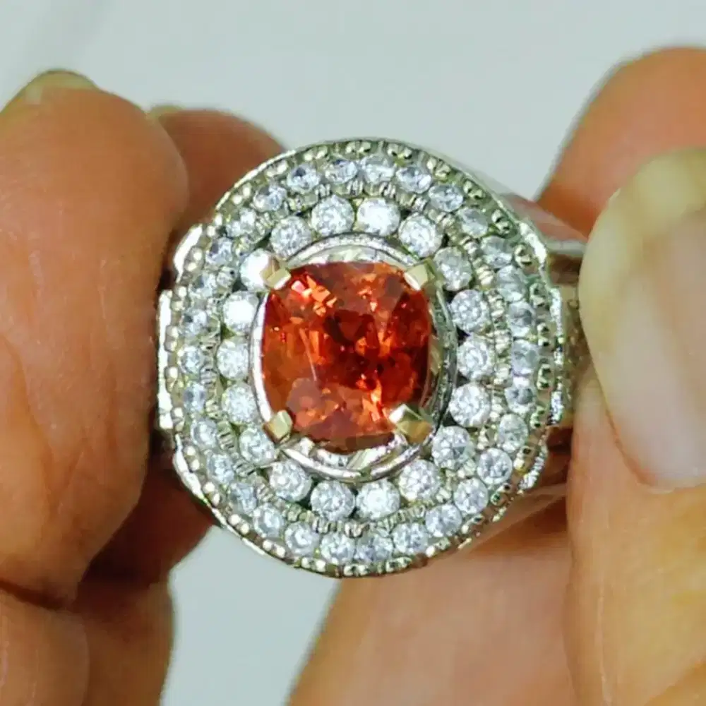 Natural Spinel 2.28Ct Pinkish Orange Padparadscha Color Sertipikat