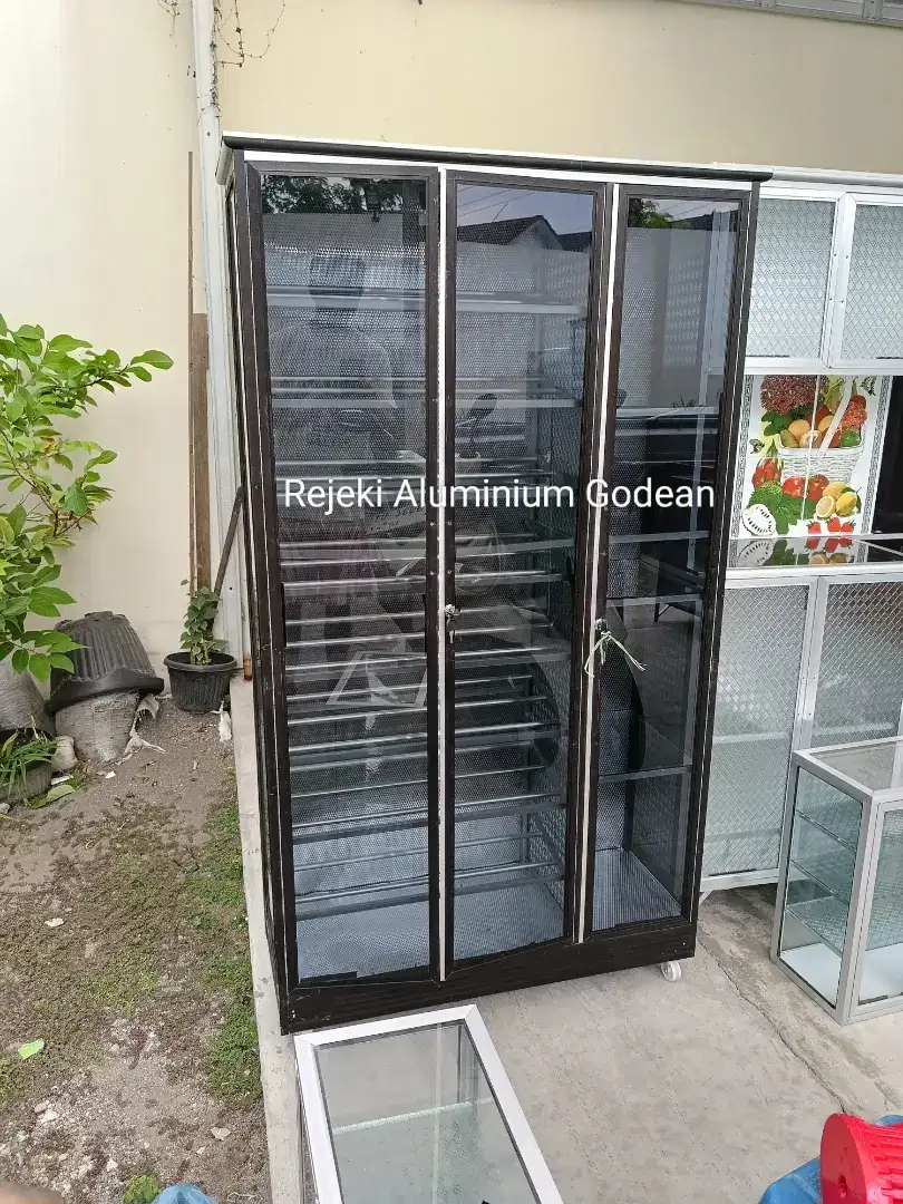 Rak sepatu jumbo hitam bawah keramik roda