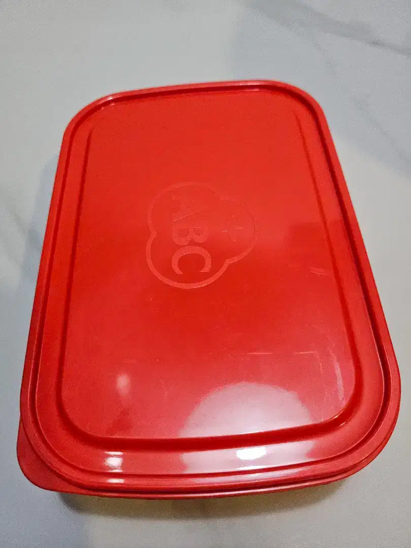 Tempat makan Calista ada 11 pcs