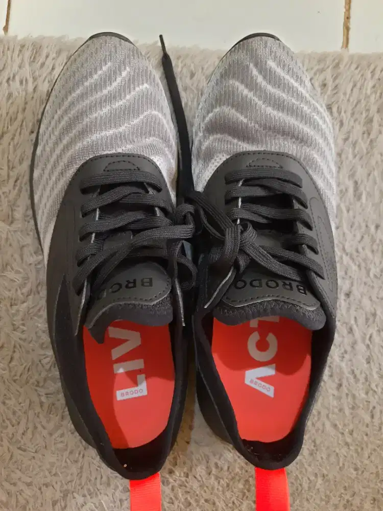 Sepatu joging dan fitness brodo