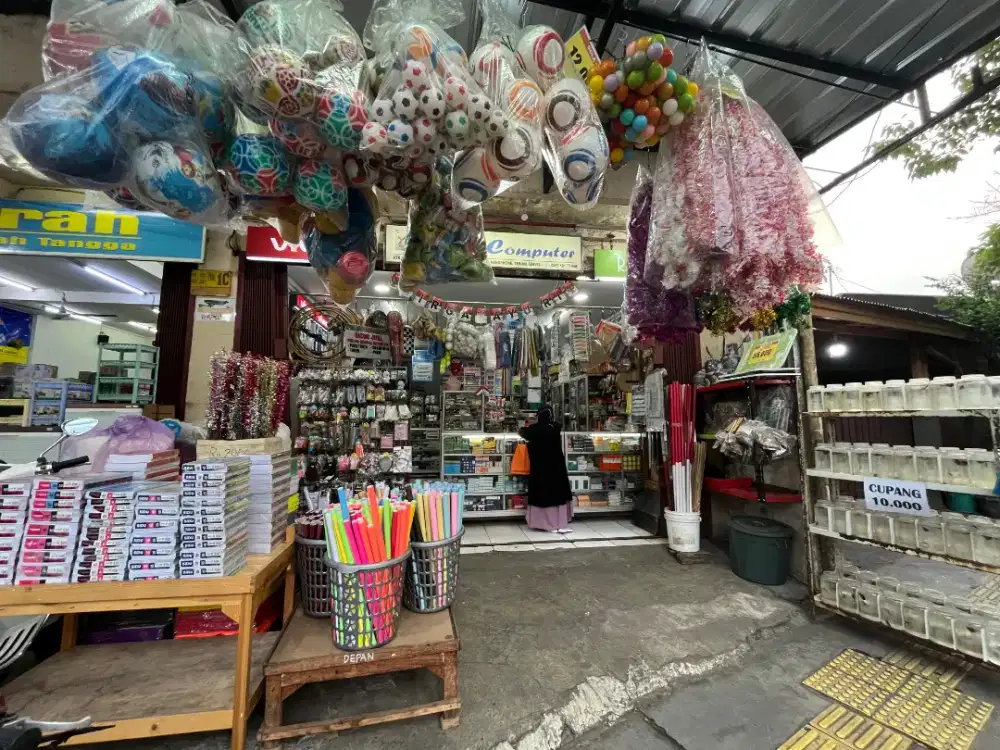 Karyawan Toko Wanita