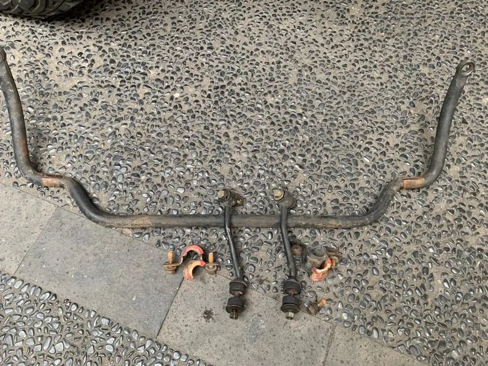 Stabiliser depan Toyota Hilux