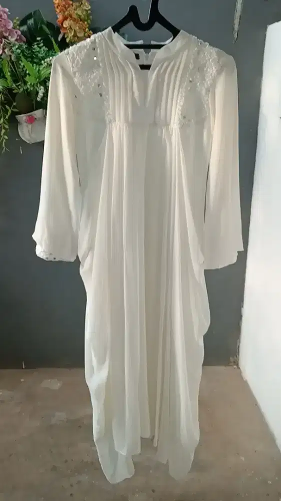 Baju putih muslim pernak pernik