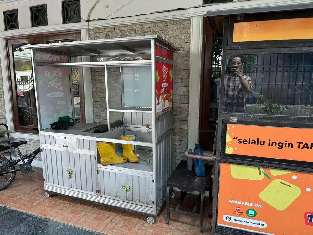 DIJUAL Gerobak ex Chicken Krezz  Pakai Roda