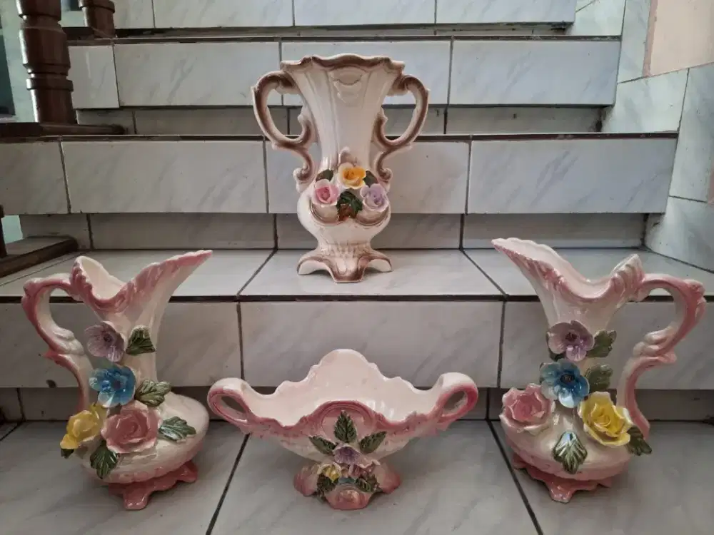 Vas Bunga Motif Kembang Timbul