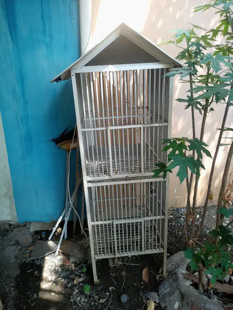 SANGKAR BURUNG BESI