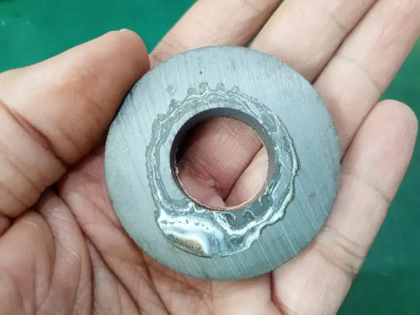 Magnet besi berani bekas speaker