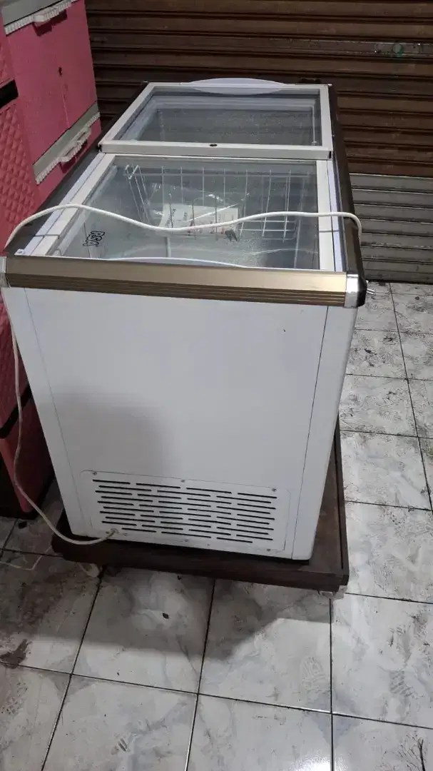 Freezer merk RSA tipe XS-320 kapasitas 288 Liter