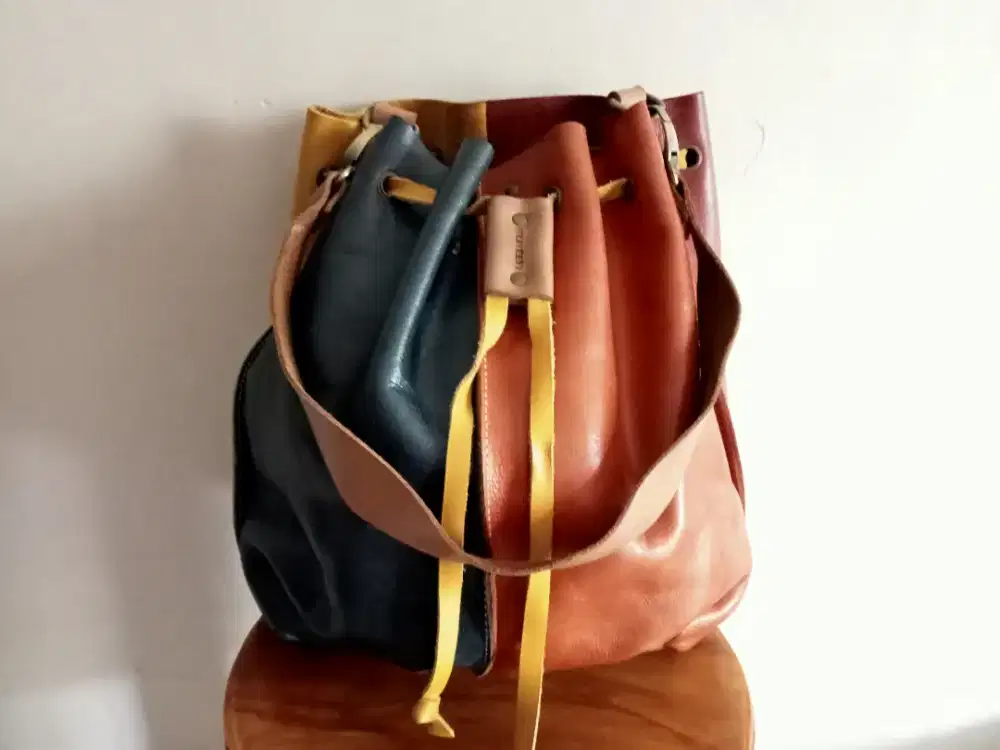 Tas kulit warna warni antik