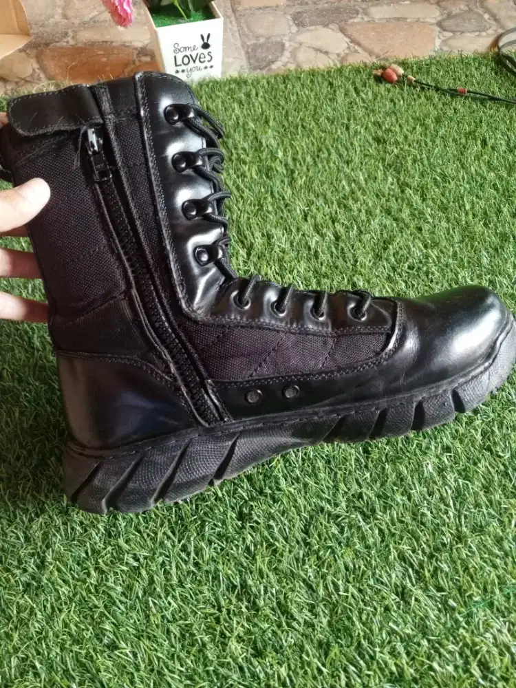 Di jual cepat sepatu lapangan