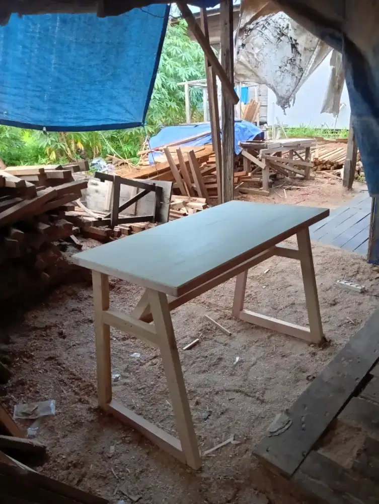 Meja komputer minimalis