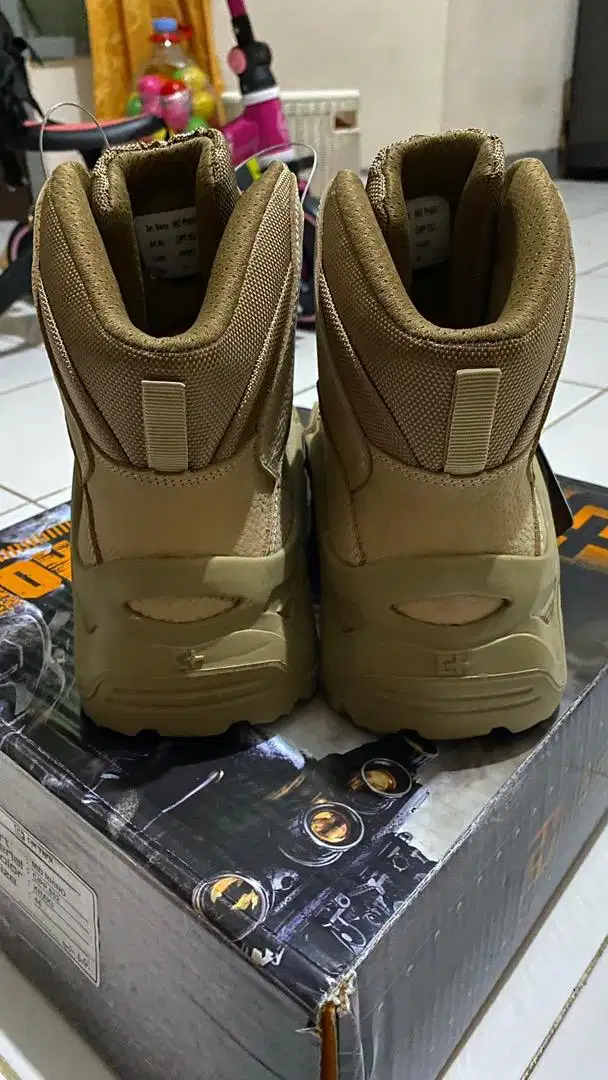 Sepatu tactical