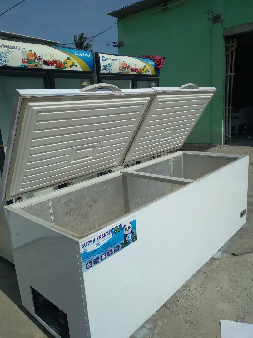 Tersedia showcase dan frezer box 1200 liter