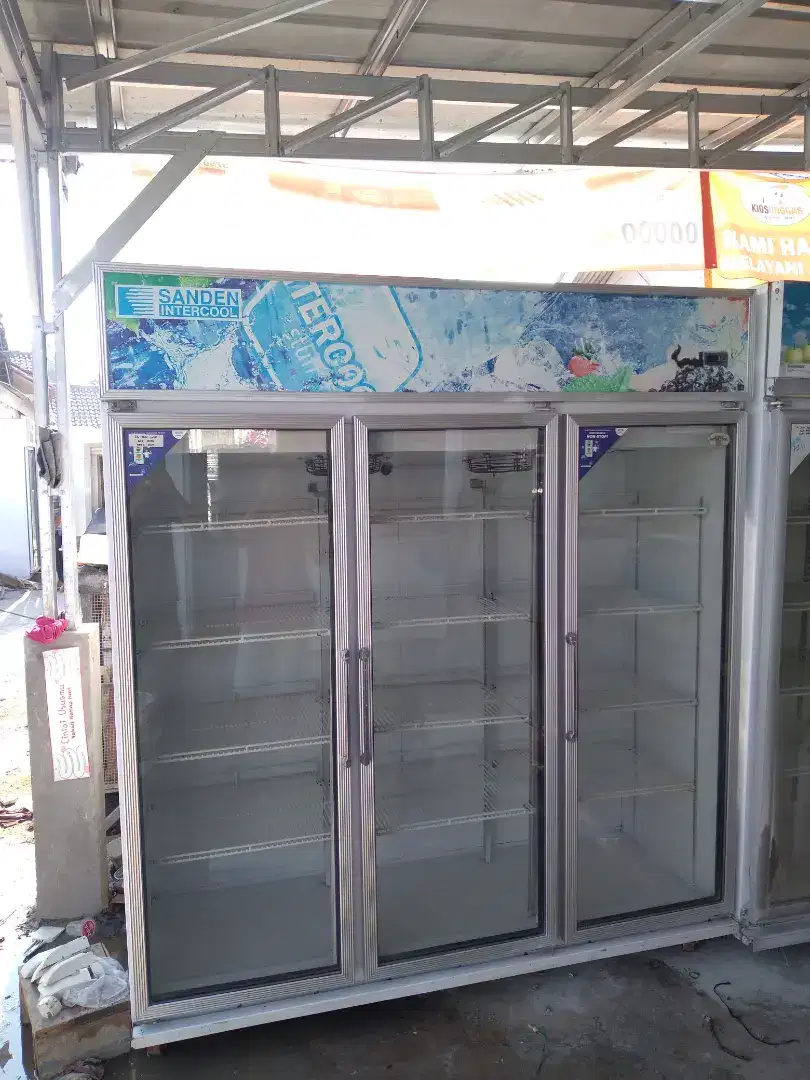 Tersedia frezer 1200L dan showcase