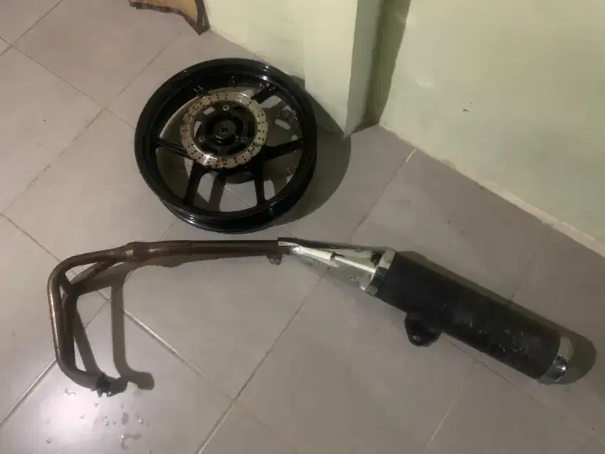 Dijual kenalpot + velg belakang Ninja 250 Karbu Ori