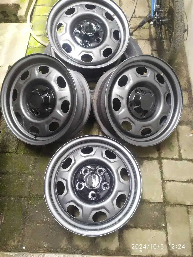 Velg 15 kaleng oem taruna 5x114 rush terios. Crv