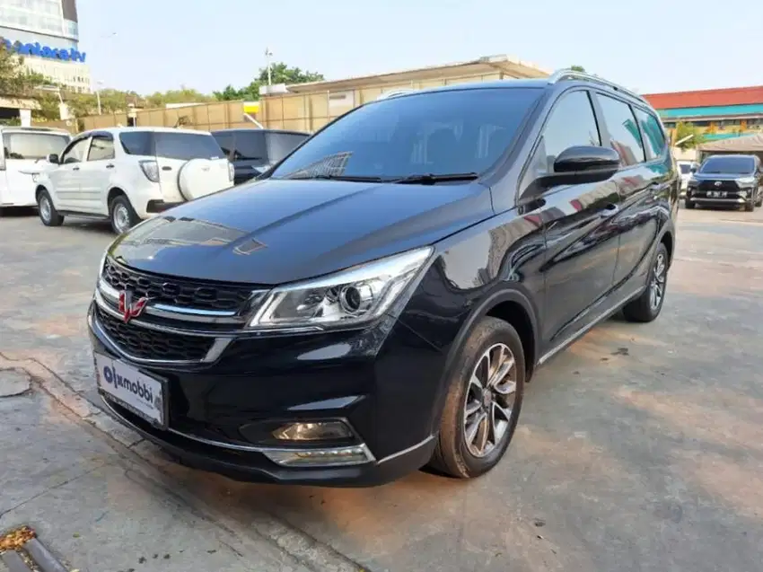 Wuling Cortez 1.5 CT Lux Bensin-AT 2019 Hitam /