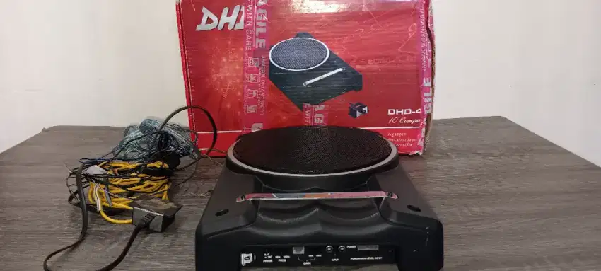 Ampli Subwoofer mobil merk DHD