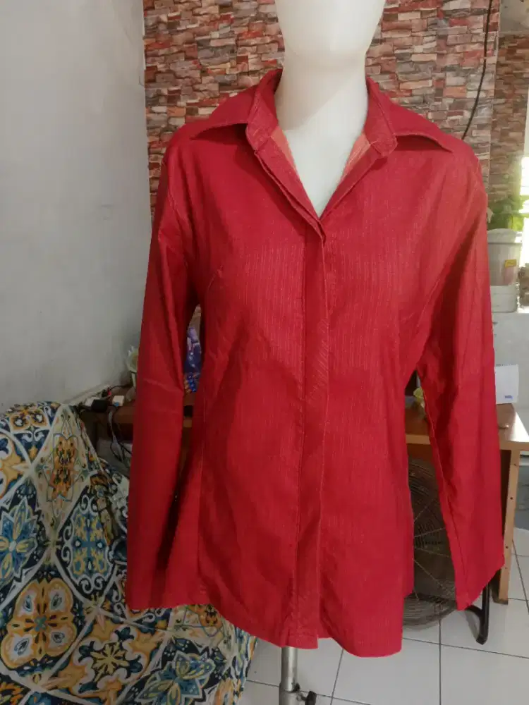 Kemeja kerja merah