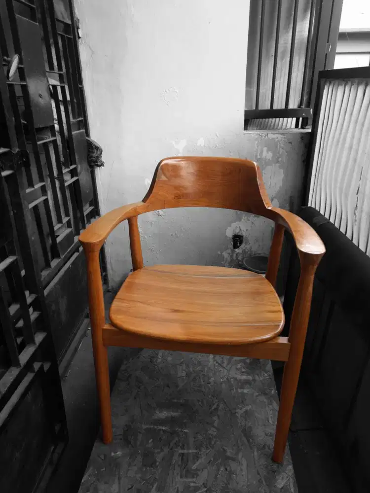 Kursi Makan Hirosima