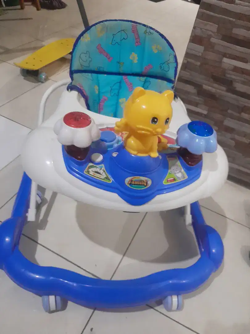 Dijual aja ni Om &t Tante Baby walker nya