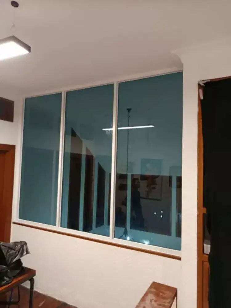 Pemasangan partisi kaca alumunium