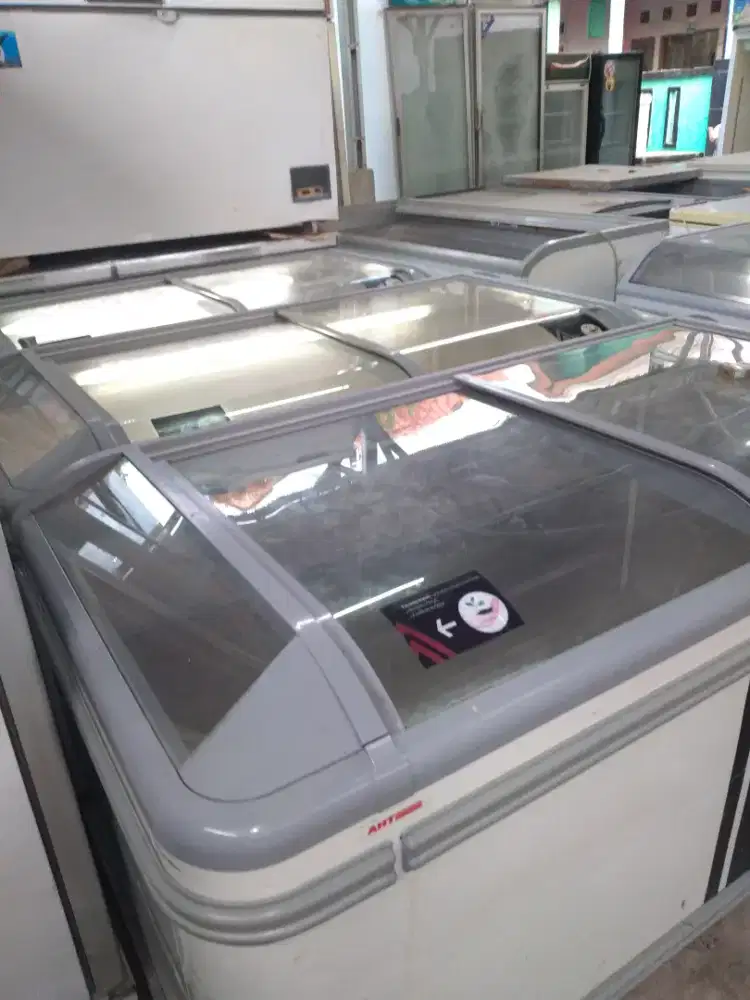 Tersedia frezer slading 1000 Ltr