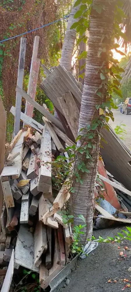 Kayu bongkaran atap rumah