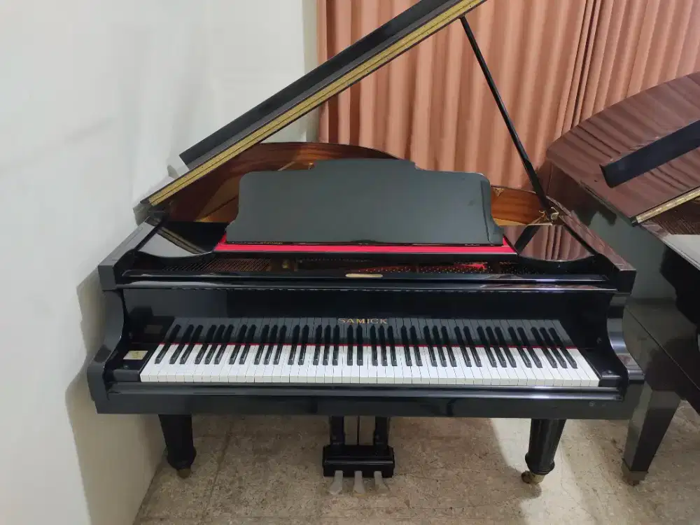 Grand Piano Samick Hitam
