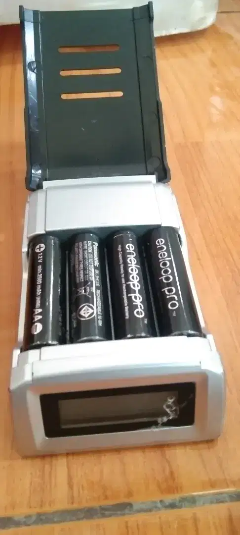 Charger baterai 4 slot