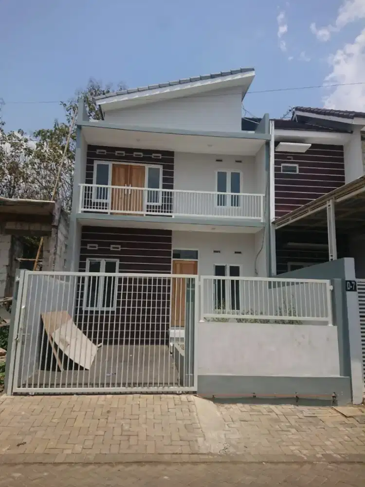 RUMAH SIAP HUNI luas 114m² 2 lantai dekat kampus