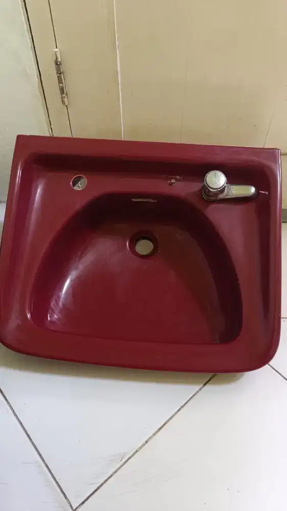 Wastafel cuci tangan keramik berat merah maroon cantik