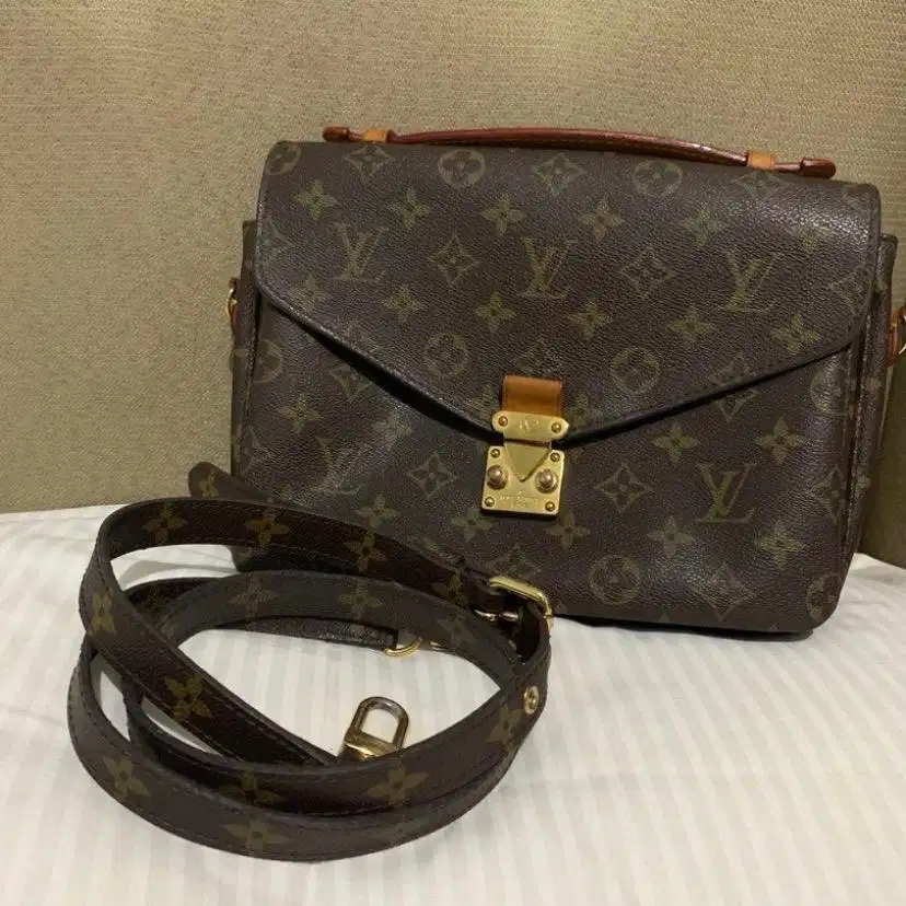 tas LV metis monogram