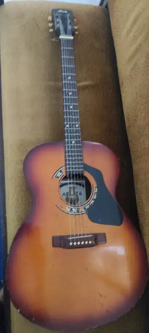 Gitar akustik Arista