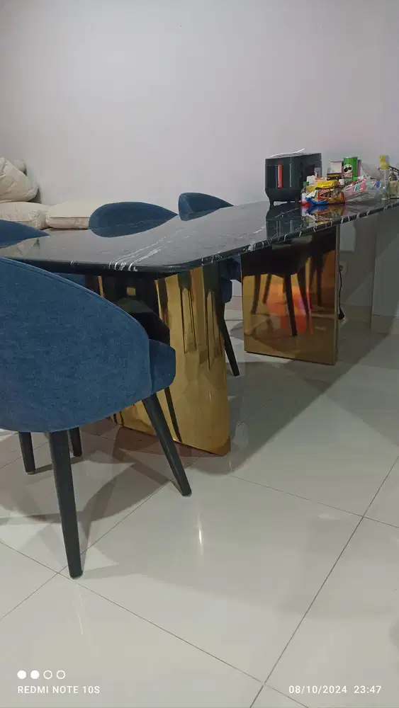 Set meja makan marmer dan kursi elegan minimalis