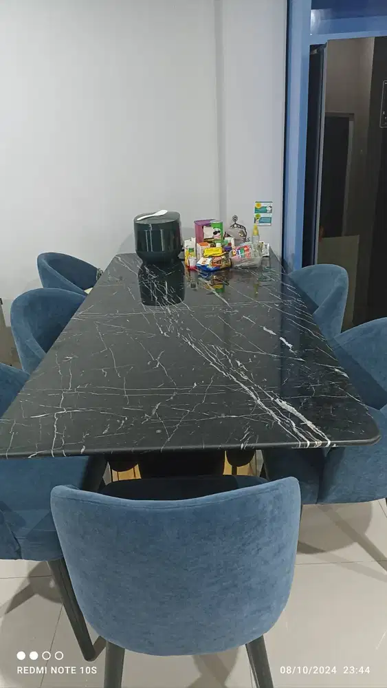 Set meja makan marmer dan kursi elegan minimalis