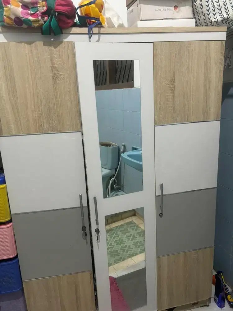 DIJUAL HABISKAN BARANG Lemari 3 pintu ada kunci