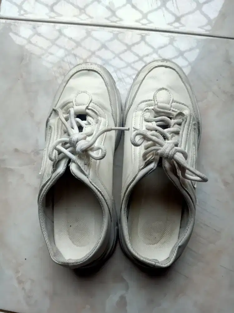 Sepatu jalan2 warna putih ukuran 36