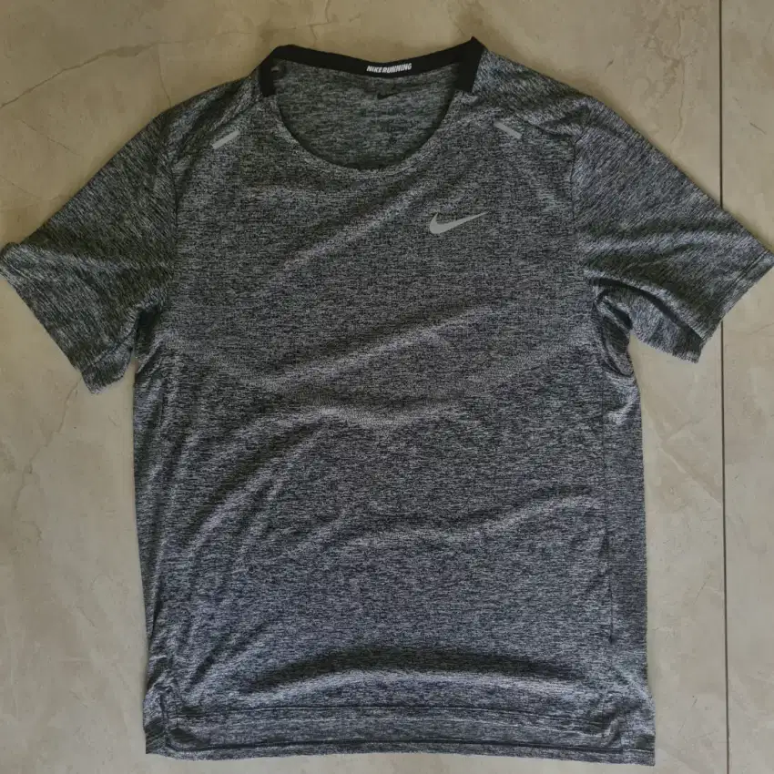Kaos lari Nike Dri Fit Rise 365