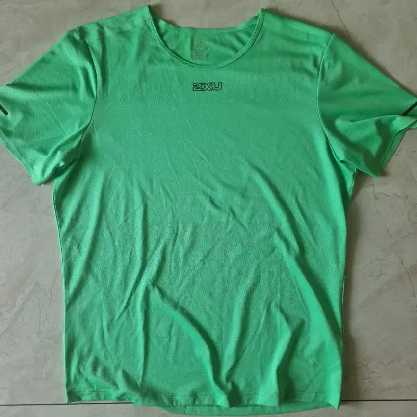 Kaos lari 2XU Light Speed Tech tee