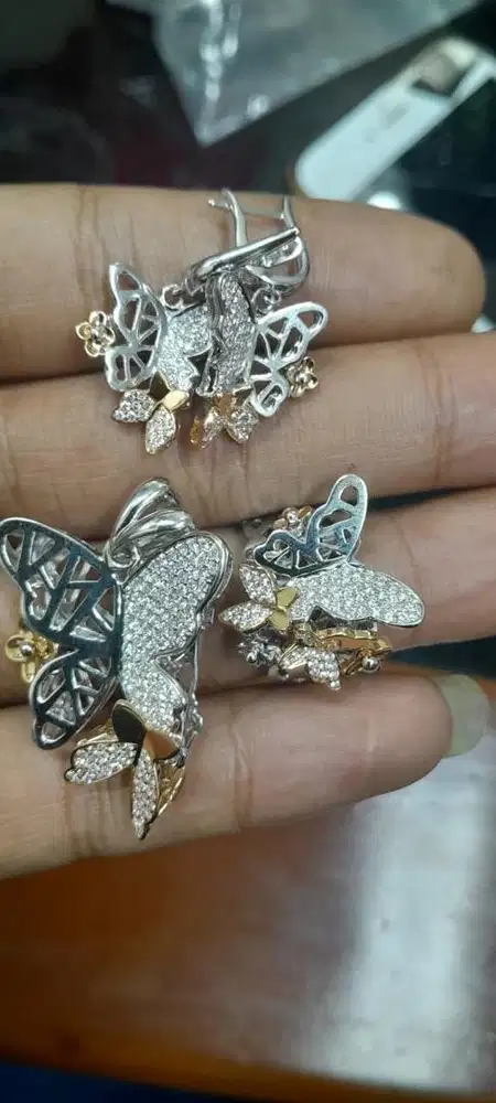 Menerima emas dgn kondisibputus patah surat hilang dan logam mulia dll