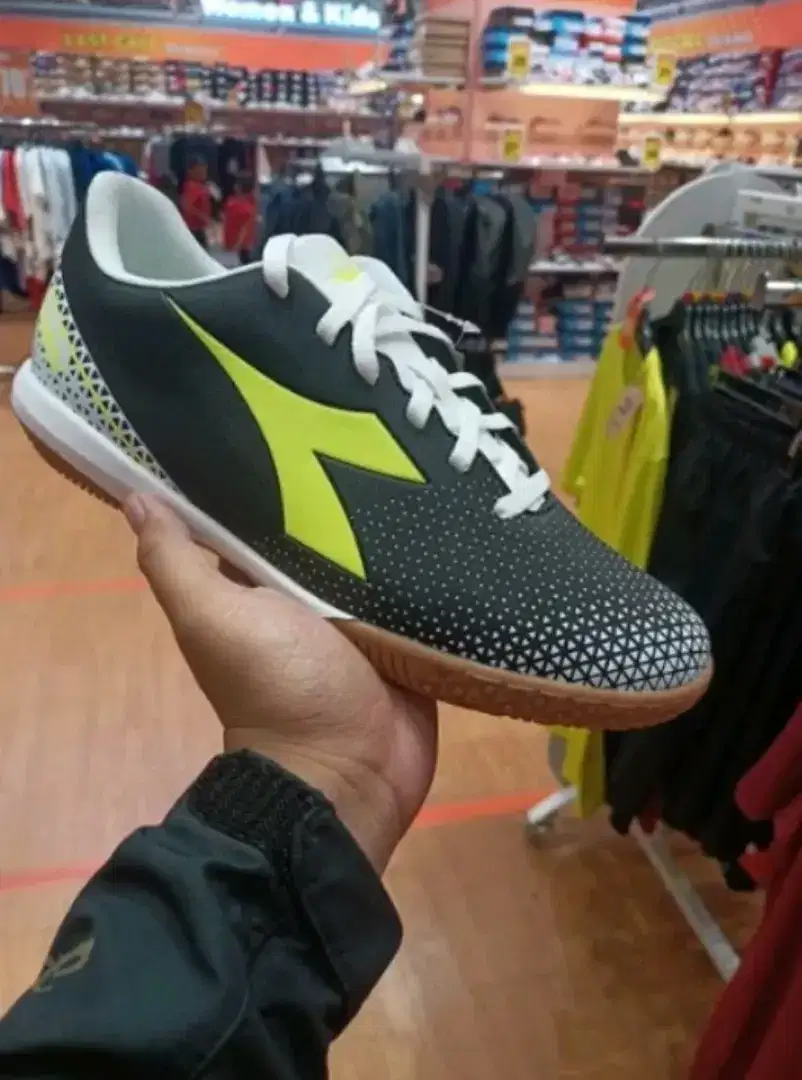 Sepatu futsal diadora size 41