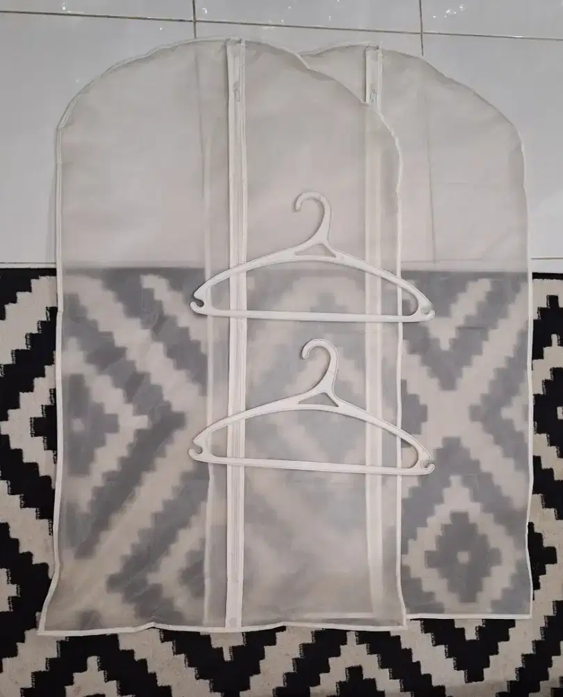 Dua Hanger Pelindung Pakaian White
