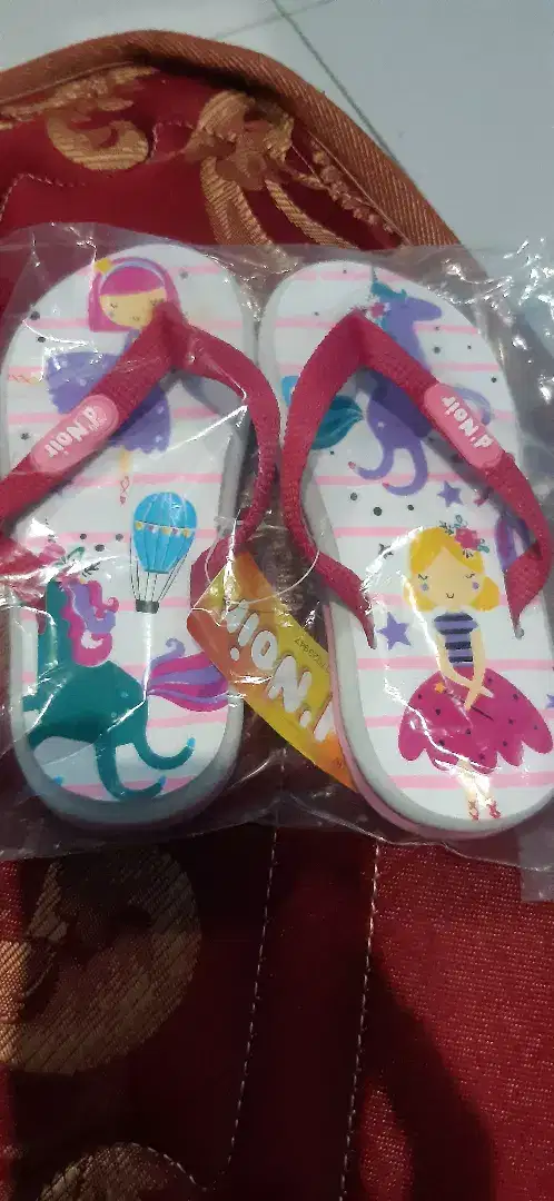 Sandal anak perempuan