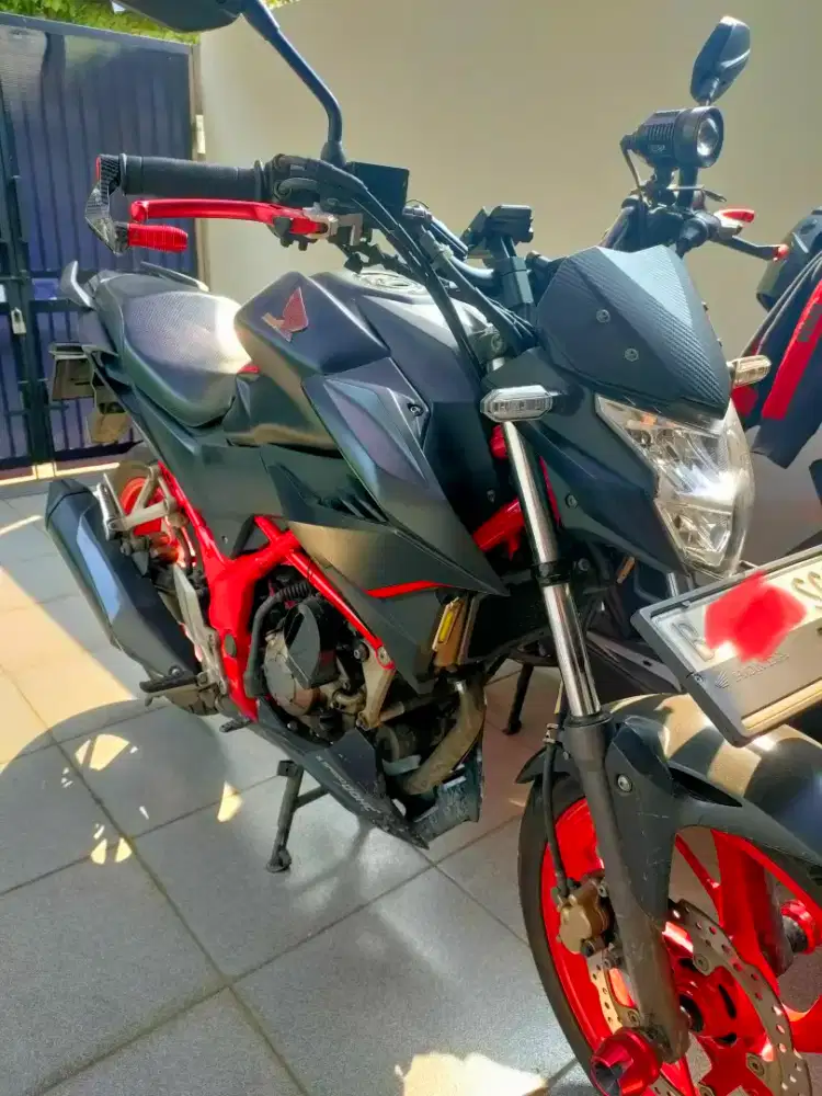 Cb 150r street fighter.